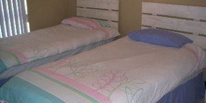 Bedroom with 2 single beds